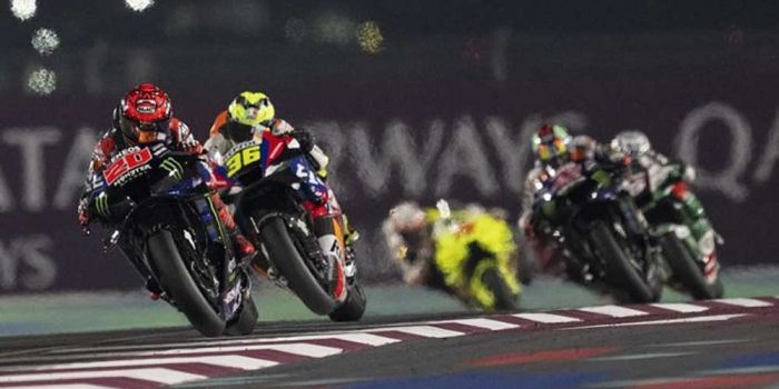 Quartararo dibayangi Joan Mir saat balapan di Sirkuit Losail, akhir pekan lalu.