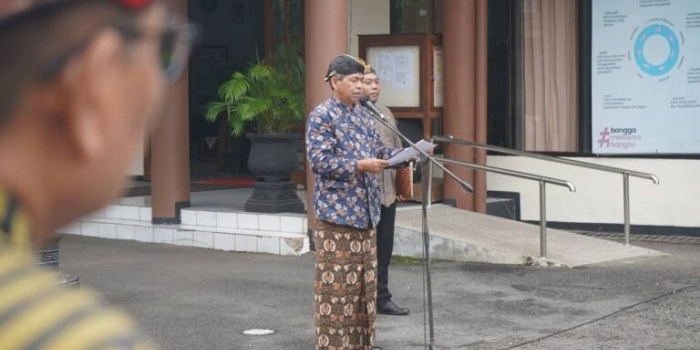 Sekda Trenggalek Edy Supriyanto saat memimpin upacara Hari Pendidikan Nasional 