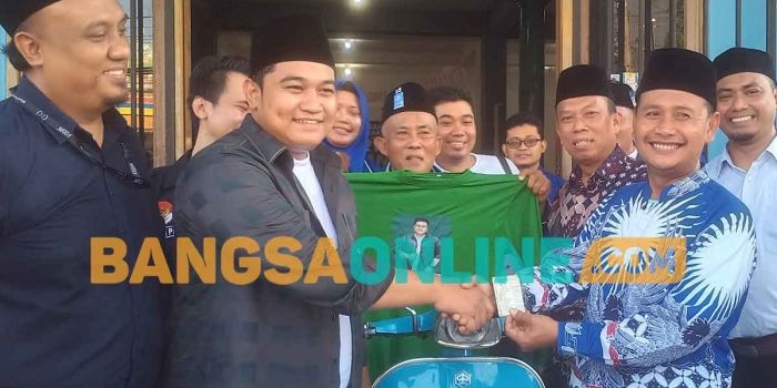 M. Syahrul Munir (dua dari kiri) saat menyerahkan motor Vespa kepada Ketua DPC PAN Gresik, Faqih Usman. Foto: SYUHUD/ BANGSAONLINE