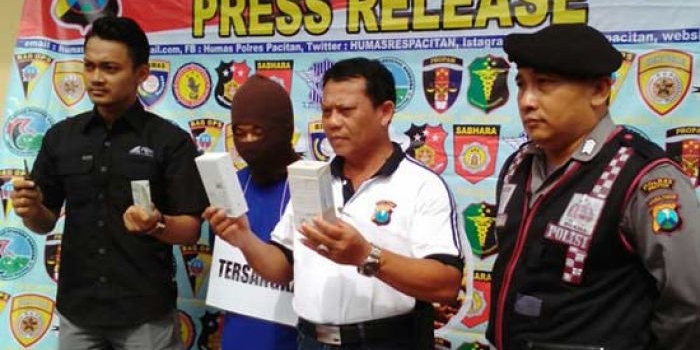 Tersangka pencuri HP saat gelar perkara oleh petugas Satreskrim.