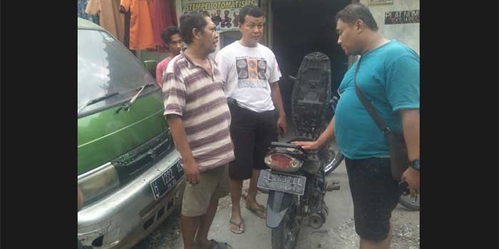 Pelaku (kaos bergaris) saat diinterogasi petugas. foto: ZAINAL A/ BANGSAONLINE