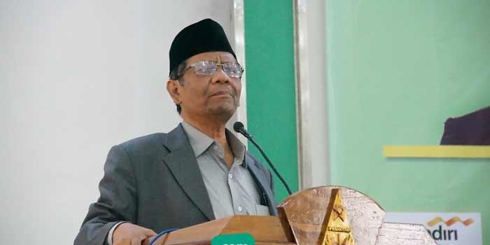 Mahfud Saat memberikan materi di acara Halaqoh Nasional Pengasuh Pesantren di Pondok Pesantren (PP) Tebuireng. foto: RONY S/ BANGSAONLINE