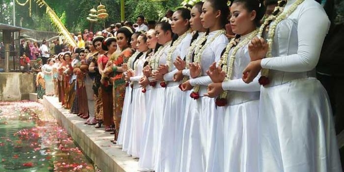Prosesi Siraman Waranggono di wisata pemandian Bektiharjo, Semanding.