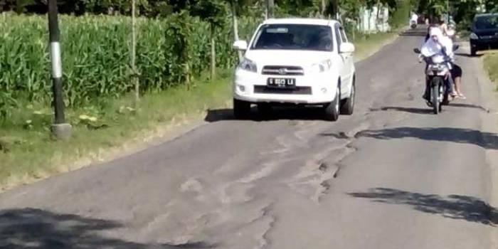 Jalan poros kecamatan Senori - Bangilan yang kian parah. foto: SUWANDI/ BANGSAONLINE
