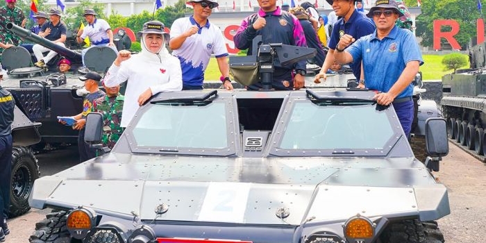 hadiri-inagurasi-pasmar-2-gubernur-khofifah-bersama-tni-al-tanam-1-000-pohon-dan-serahkan-bansos