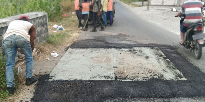 Tim DPUPR Jombang saat melakukan perbaikan duiker jebol di Dusun Semanding, Desa Sumbermulyo.