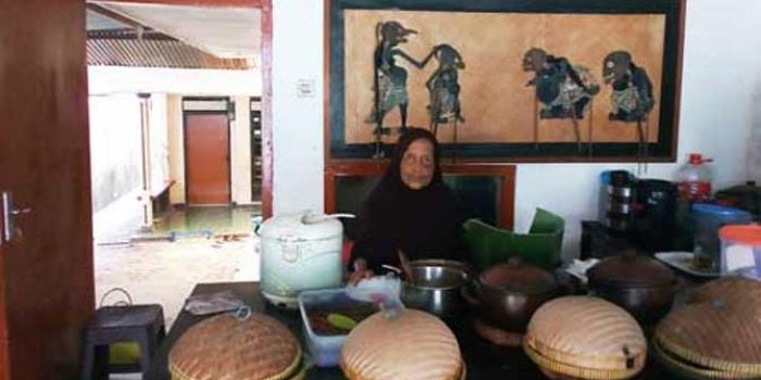 Mbah Katinah di warungnya. foto: Renny Ambar S/ BANGSAONLINE