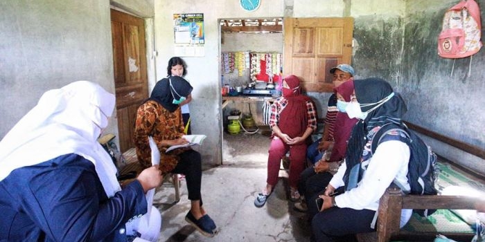 Tim Penggerak PKK Kota Kediri dan petugas dinas kesehatan setempat saat berkunjung ke ibu hamil risiko tinggi. Foto: Ist