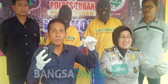 Dua pelaku beserta barang bukti saat diamankan di Mapolres Tuban. foto: suwandi/ BANGSAONLINE