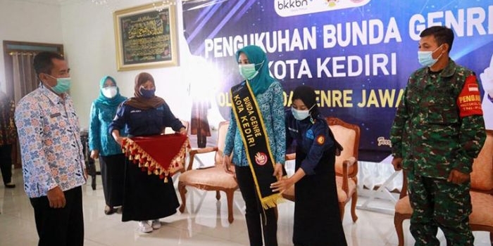 Ketua TP PKK Kota Kediri Ferry Silviana Abu Bakar saat dikukuhkan menjadi Bunda GenRe (Generasi Berencana) masa bhakti 2021 – 2024. foto: ist.