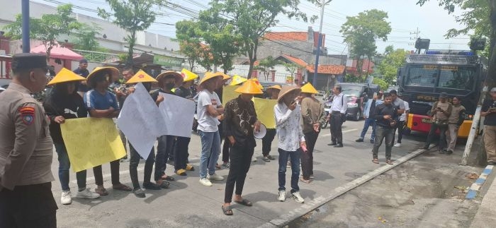 aliansi-mahasiswa-geruduk-dispertan-kp-sampang-soroti-kios-jual-pupuk-subsidi-di-atas-het