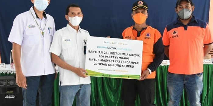 Sekretaris Perusahaan Petrokimia Gresik, Yusuf Wibisono, saat menyerahkan bantuan secara simbolis untuk korban erupsi Gunung Semeru di Kabupaten Lumajang. Foto: Ist