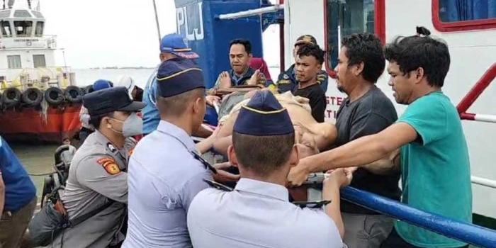 Petugas Pospam saat mengevakuasi awak kapal yang pingsan untuk dibawa ke RSUD Ibnu Sina Gresik. Foto: Ist.