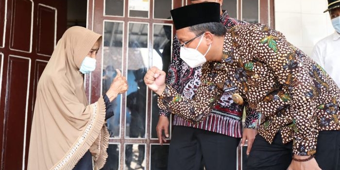 Bupati Sidoarjo Ahmad Muhdlor (Gus Muhdlor) memberikan sembako ke warga isoman di Desa Balongdowo Candi, Sabtu (7/8/2021). foto istimewa 