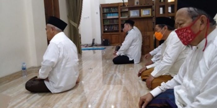 Prof Dr KH Asep Saifuddin Chalim jadi imam salat hajat di kediaman Gus Bara di lingkungan Pondok Pesantren Amanatul Ummah Surabaya, Rabu (8/4/2020). foto: MA/ bangsaonline.com