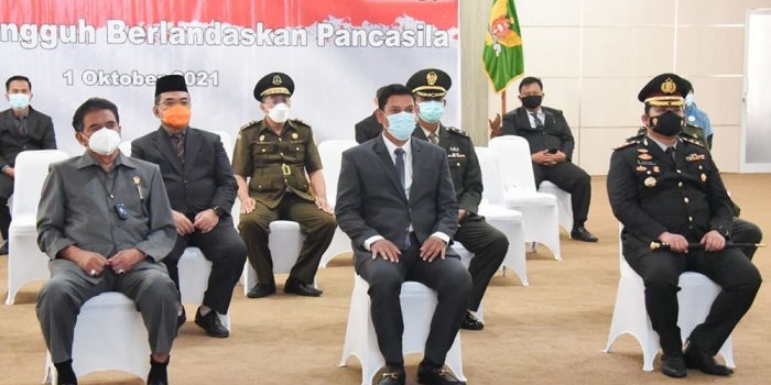Wali Kota Kediri Abdullah Abu Bakar (tengah), bersama jajaran forkopimda ketika mengikuti upacara Peringatan Hari Kesaktian Pancasila secara virtual. foto: Ist.