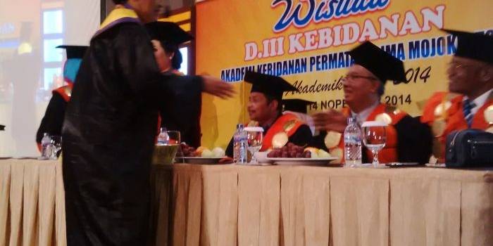 WISUDA.Staff Khusus Kemenristek Dikti Wahid Maktub (dua dari kanan) katika mewisuda mahasiswi Akbid Permata Delimo Mojokerto.