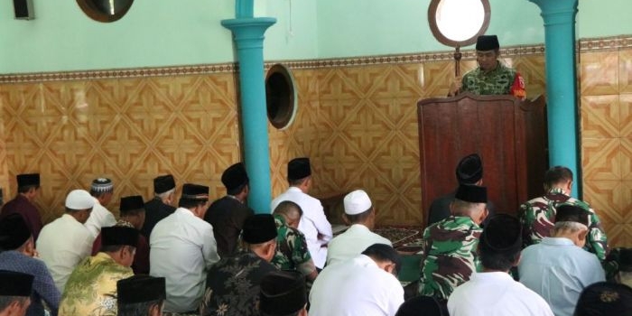 dansatgas-tmmd-ke-127-sampaikan-khutbah-jumat-dan-serahkan-bantuan-ibadah-di-kediri