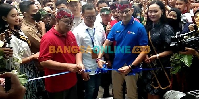Menteri Pariwisata dan Ekonomi Kreatif, Sandiaga Salahuddin Uno, saat menggunting pita dalam rangka meresmikan objek wisata The Carnival Nganjuk. Foto: BAMBANG DWI JULIANTO/BANGSAONLINE