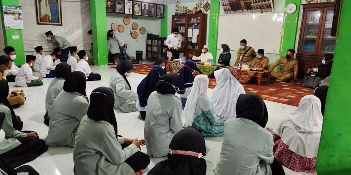 Wali Kota Mojokerto, Ika Puspitasari, saat sidak ke Pondok Pesantren Nurul Huda.