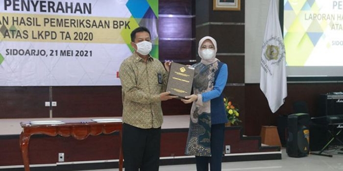Bupati Tantri saat menerima Predikat Opini WTP dari BPK RI Perwakilan Jawa Timur. (foto: ist)