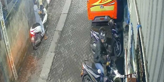 Tangkapan layar rekaman CCTV saat aksi pencurian motor di Panti Asuhan Al-Kahfi, Kemiri, Sidoarjo.