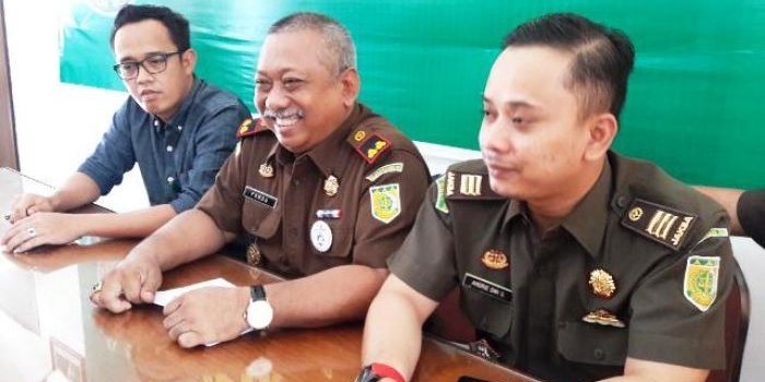 Kajari Gresik Pandoe Pramukartika didampingi Kasi Pidsus Andrie Dwi Subianto dan Kasi Intel Marzuki. ft: syuhud/ BANGSAONLINE