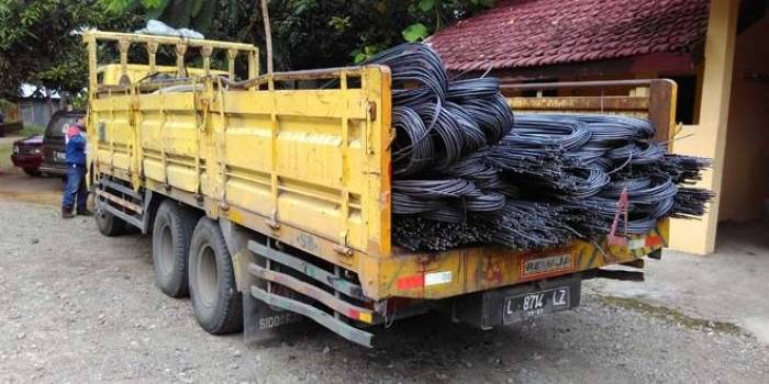 Truk pengangkut besi diamankan polisi. foto: RONY SUHARTOMO/ BANGSAONLINE