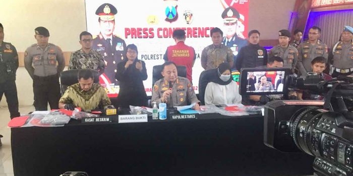 Pers Rilis pengungkapan kasus penganiayaan berujung menewaskan wanita oleh anak anggota DPR RI di Mapolrestabes Surabaya.