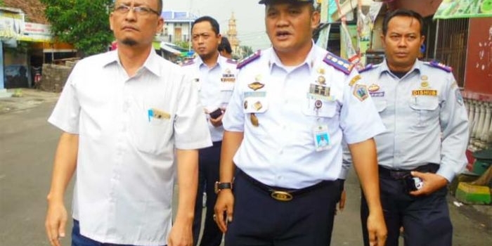 Ketua DPRD Gresik H. Ahmad Nurhamim didampingi Sekretaris Dishub A. H. Sinaga saat meninjau ruas jalan yang digunakan parkir mobil warga.