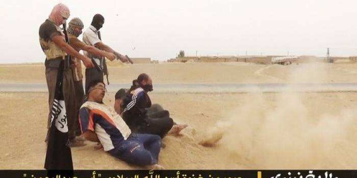 Para militan ISIS saat mengeksekusi tentara Irak. Foto: The longwarjounal.org