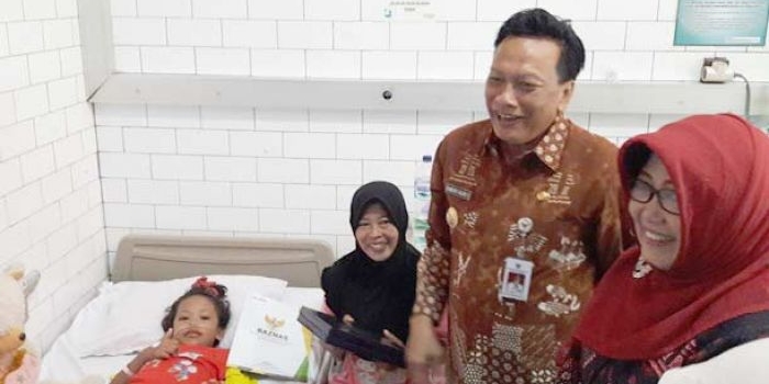 Bupati Sambari didampingi Dirut RSUD Ibnu Sina Endang Puspitowati saat sidak pasien DB. foto: Syuhud/ bangsaonline.com