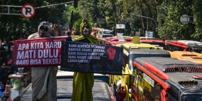 didemo-ribuan-pekerja-pariwisata-dedi-mulyadi-nanti-yang-pariwisata-orang-luar-negeri-punya-uang