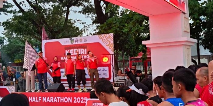 wabup-dewi-berangkatkan-ribuan-peserta-kediri-half-marathon-2025