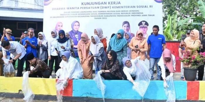 giatkan-program-kinasih-novita-ajak-fatma-dan-intan-tebar-benih-ikan-di-sungai-kelurahan-surodakan