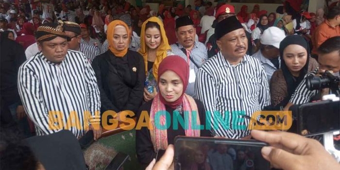 Siti Atiqoh Supriyanti, didampingi Ketua DPC PDIP Gresik, Mujid Riduan, ketika memberi keterangan pers usai bertemu pengrajin tahu di Desa Gadingwatu. Foto: SYUHUD/BANGSAONLINE