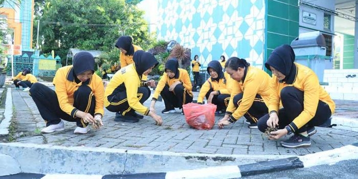 Pegawai perempuan Polres Gresik saat membersihkan lingkungan Masjid Agung Maulana Malik Ibrahim. (Ist)