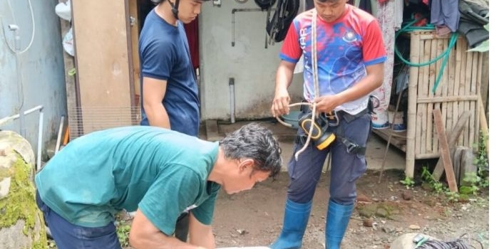 gercepnya-damkar-kediri-selamatkan-kucing-terjebak-di-sumur-dan-evakuasi-ular-di-atap-rumah-warga