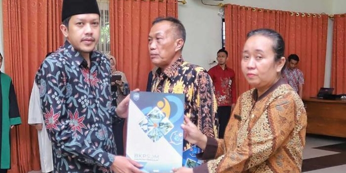 Wakil Bupati Trenggalek ketika melantik 2 pejabat administrator.