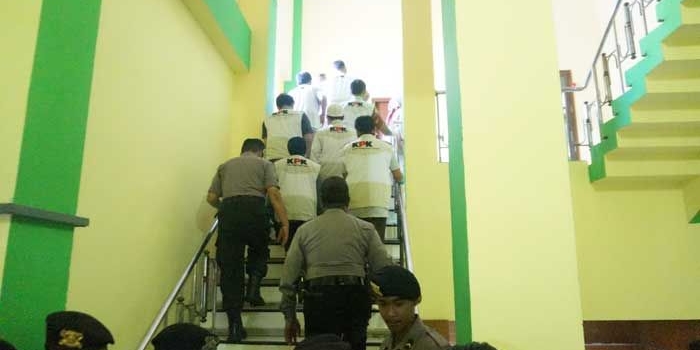 Tampak tim KPK masuk ke ruang kerja Bupati Jombang. foto: RONY SUHARTOMO/ BANGSAONLINE