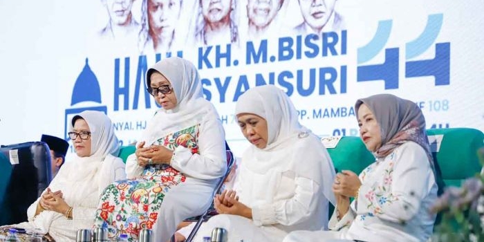 Gubernur Khofifah saat menghadiri Haul ke-44 KH Bisri Syansuri di Jombang.