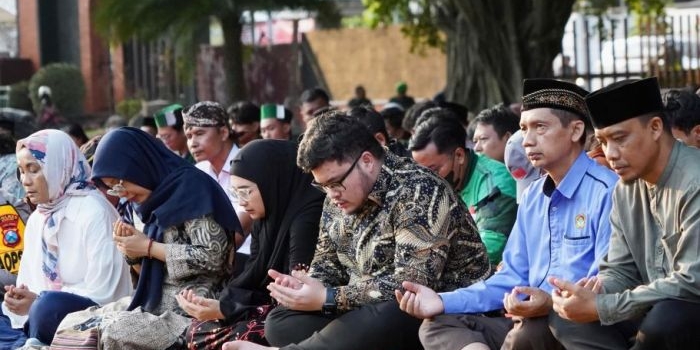 gelar-doa-bersama-di-depan-pemkab-kediri-bupati-dhito-jangan-larut-dalam-kesedihan