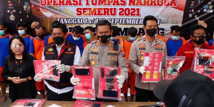 Petugas saat konferensi pers pemberantasan narkoba di Jombang
