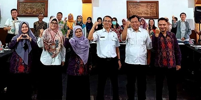 Kepala DPMPTSP Kota Kediri, Edi Darmasto (depan nomor 3 dari kanan), bersama para peserta workshop. Foto: Ist