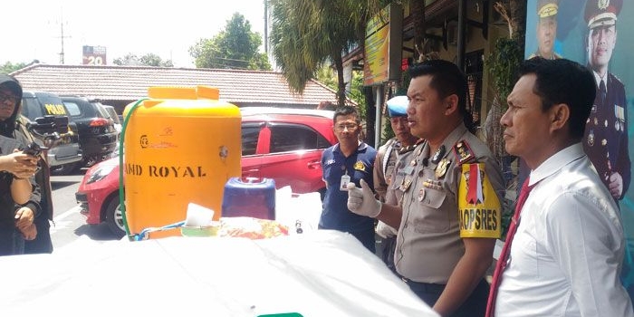Kapolres Malang Kota AKBP Asfuri didampingi Kasat Respons AKP Samsul Arifin dan Kasubag Humas Ipda Ni Made S Marhaeni, saat merilis hasil penangkapan ribuan botol miras oplosan di Blimbing, Kota Malang, Senin (22/10). foto: IWAN IRAWAN/ BANGSAONLINE