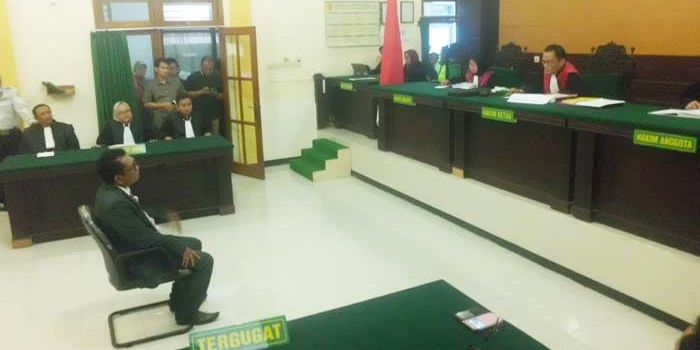 Kades Nono saat mengikuti sidang pembacaan vonis. foto: SOFFAN/ BANGSAONLINE