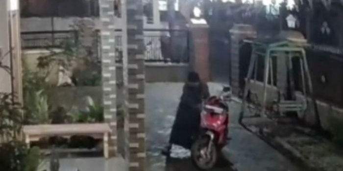 terekam-cctv-maling-butuh-20-detik-gasak-motor-warga-kalipucang-pasuruan-saat-tarawih