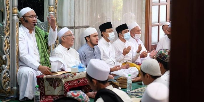 Tampak Gus Ipul- Mas Adi di tengah para ulama dan habaib saat mengikuti Majelis Taklim Selasa Pahing di Masjid Baitul Muttakin, Krapyakrejo, Kota Pasuruan.