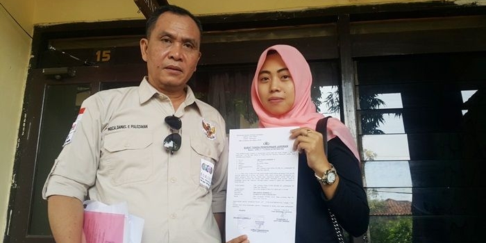 Korban saat menunjukkan surat cerai palsu dari mantan suaminya.