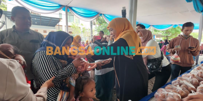 Khofifah Indar Parawansa saat membagikan membagikan telur gratis untuk anak-anak. Foto: Devi Fitri Afriyanti